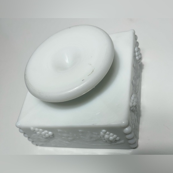 Westmoreland Della Robbia Pattern Milk Glass Compote Grape Vine Relief
#0305241 - Picture 15 of 16